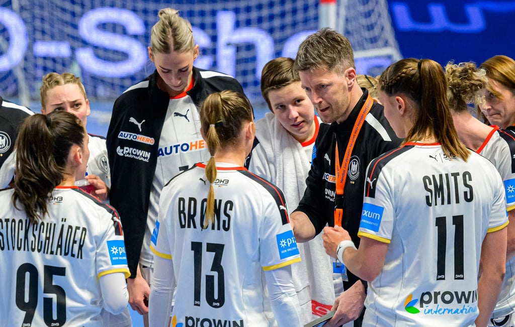 Bundestrainer Markus Gaugisch spricht zum Team.