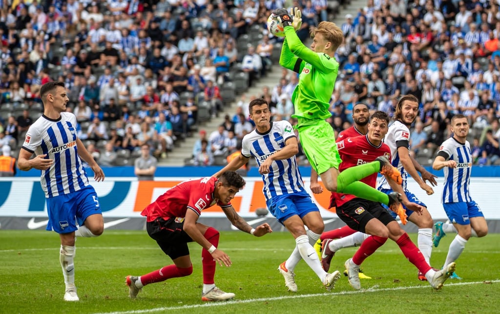 Torwart Oliver Christensen von Hertha BSC pariert einen Ball.