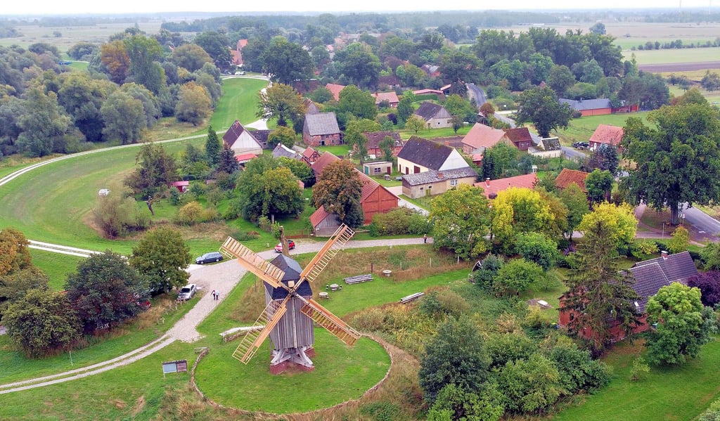 Dieses Bild war Pfingsmontag zum Deutschen Mühlentag noch nicht möglich, weil die neuen Flügel nicht rechtzeitig montiert werden konnten. Zum Herbstmarkt präsentierte sich die Bockwindmühle von Wanzer in ihrer ganzen Pracht für Besichtigungen.