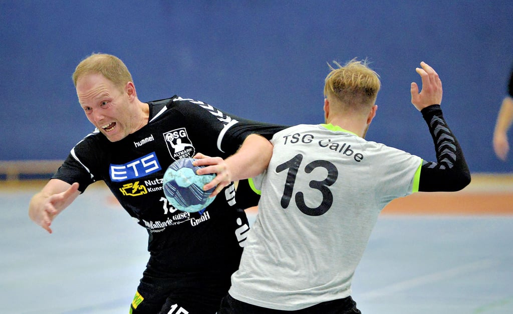 Reno Thiele (links) und die HSG-Männer gewannen in eigener Halle gegen die TSG Calbe/Saale II mit 34:29.