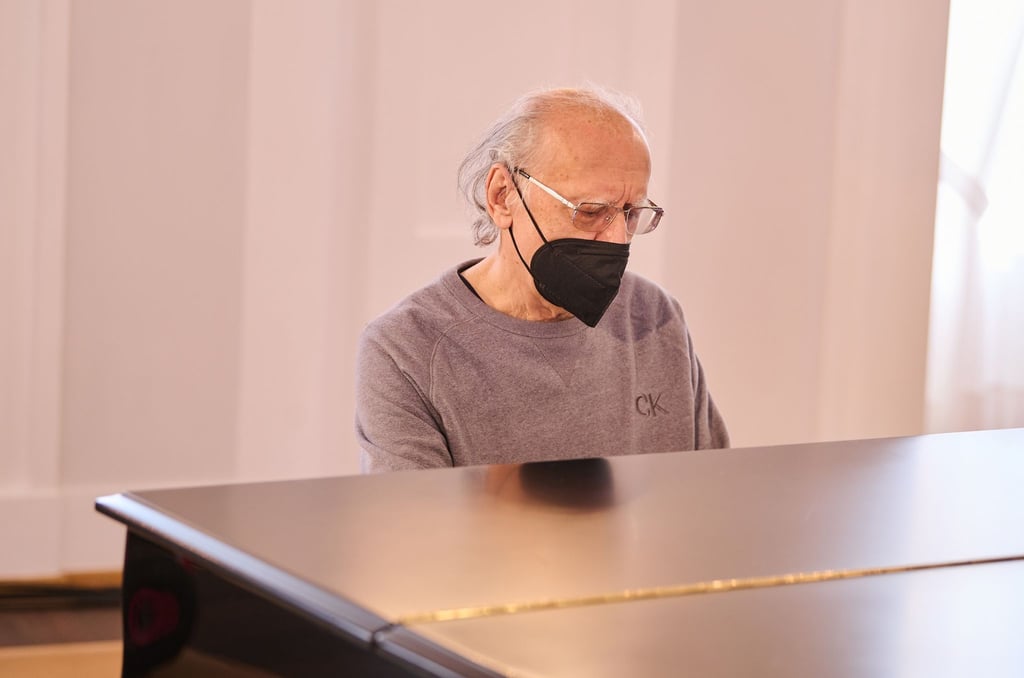 Der ukrainische Komponist Valentin Silvestrov sitzt kam Klavier.