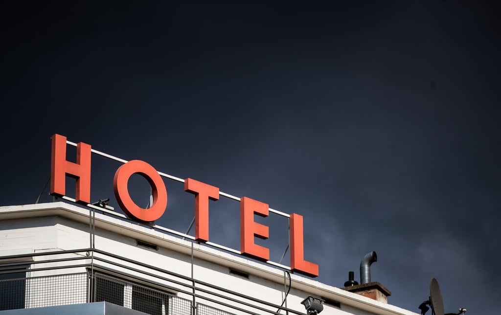 Dunkle Wolken ziehen über einem Hotel hinweg.