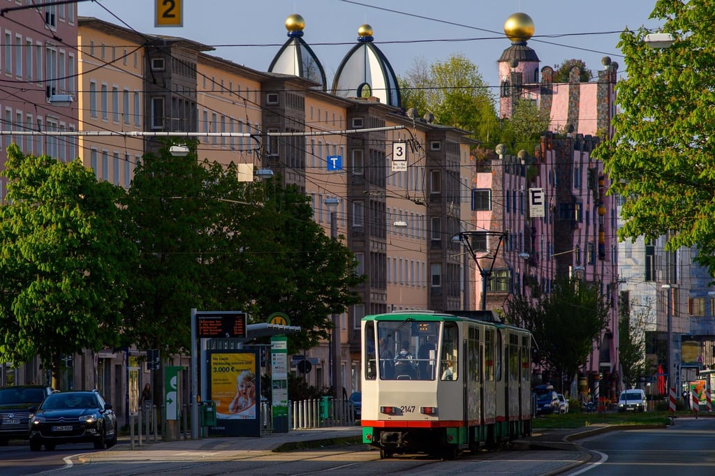 Eine Straßenbahn fährt durch die Innenstadt der Landeshauptstadt von Sachsen-Anhalt.