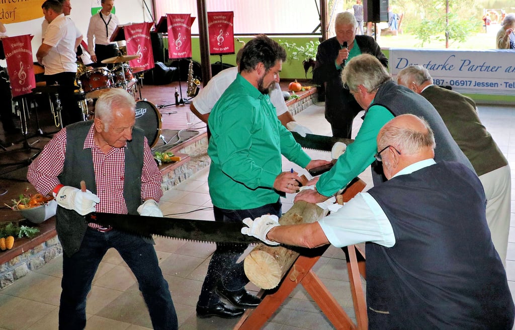 Wer schneidet in möglichst kurzer Zeit mit Muskelkraft eine Baumscheibe vom Baumstamm auf dem Sägebock ab? Die Akteure legen sich beim Oktoberfest in Premsendorf ins Zeug.