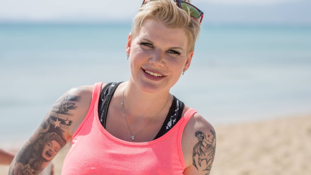 Melanie Müller distanziert sich von Gästen, die bei einem ihrer Auftritte rechtsradikale Parolen riefen.