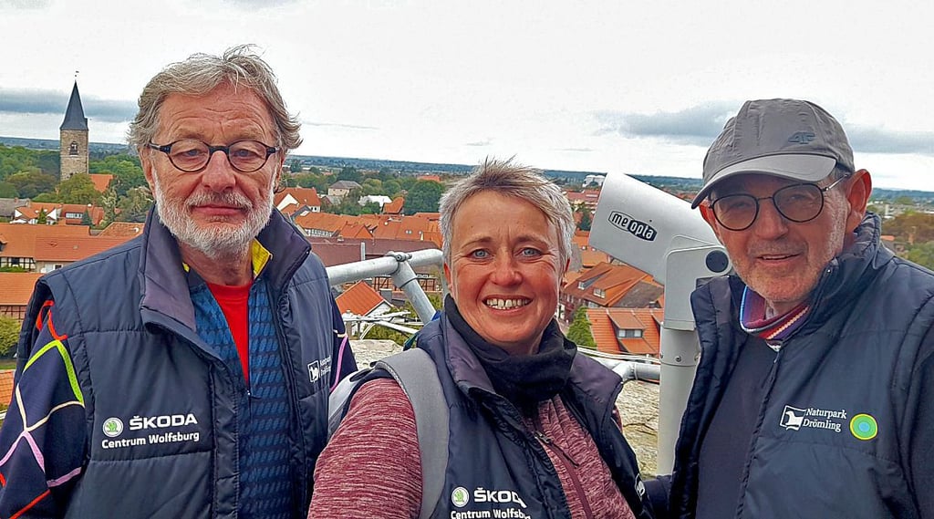 Die drei Landschaftsführer, Matthias Nestler (v.l.), Martina Neßwetter und Peter Laube, schauen vom Burgturm auf Oebisfelde.