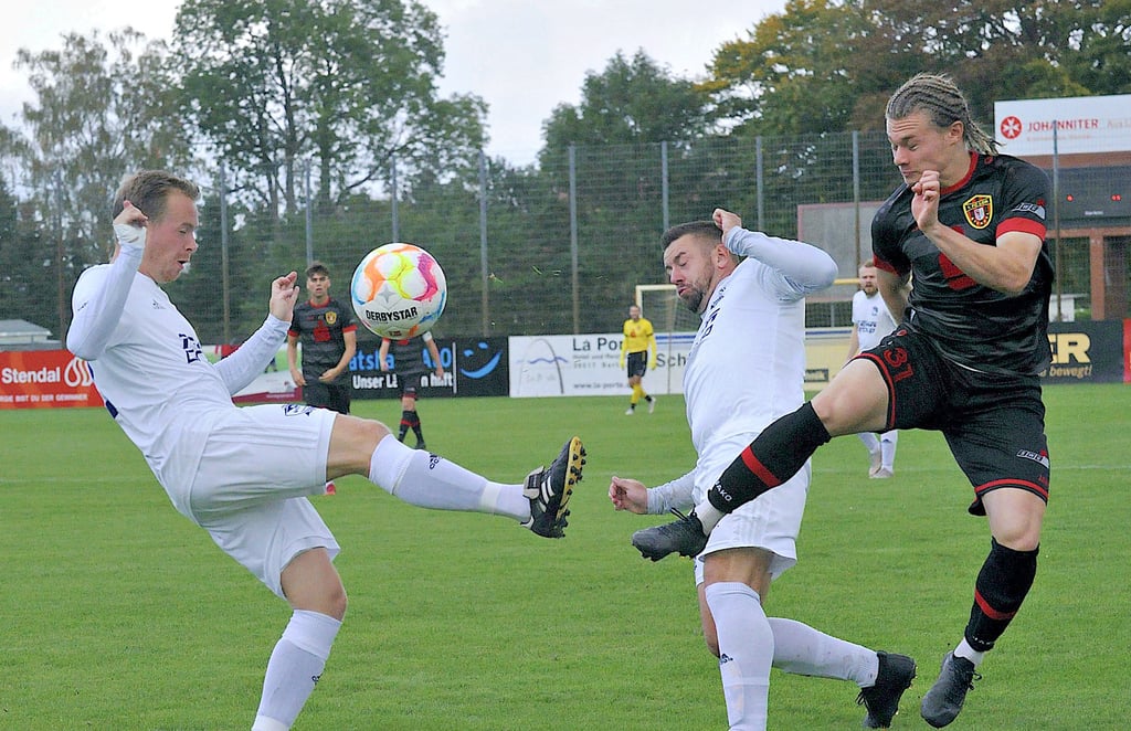 Denys Vyrych (rechts) schoss das dritte Stendaler Tor und bereitete das 4:1 vor.