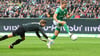 Werder Spieler Niclas Füllkrug (r) umkurvt Torhüter Felix Wiedwald vom Team Claudios Amigos.