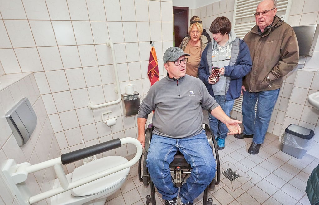 Dirk Weißke, Vorsitzender des Bernburger Behindertenbeirats, testete die Barrierefreiheit in der Jugendherberge.