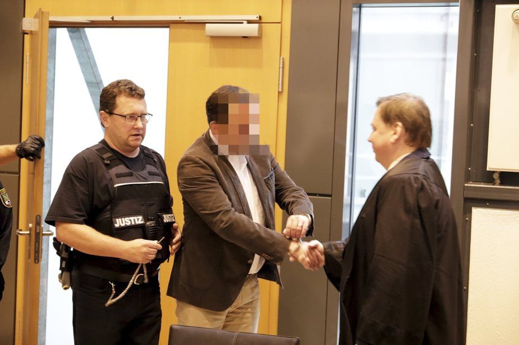 In Handschellen: Der Mediziner stand vor vier Jahren zum ersten Mal vor Gericht. Er wurde zu neun Jahren Haft verurteilt.