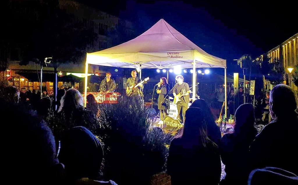 Spätestens bei dem Auftritt der Partyband Ventura Fox zog es die Besucher von ihren Sitzen auf die Beine.