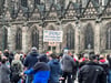 Teilnehmer einer Demonstration gegen die Energiepolitik der Bundesregierung und gegen den Krieg in der Ukraine laufen am Abend durch die Innenstadt von Magdeburg.