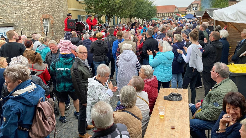 Blick zur Mittagsstunde in den Ackerwinkel. Der Bauernmarkt war bestens besucht. Aufgrund der überaus positiven Resonanz dürfte eine regelmäßige Wiederholung wahrscheinlich geworden sein.