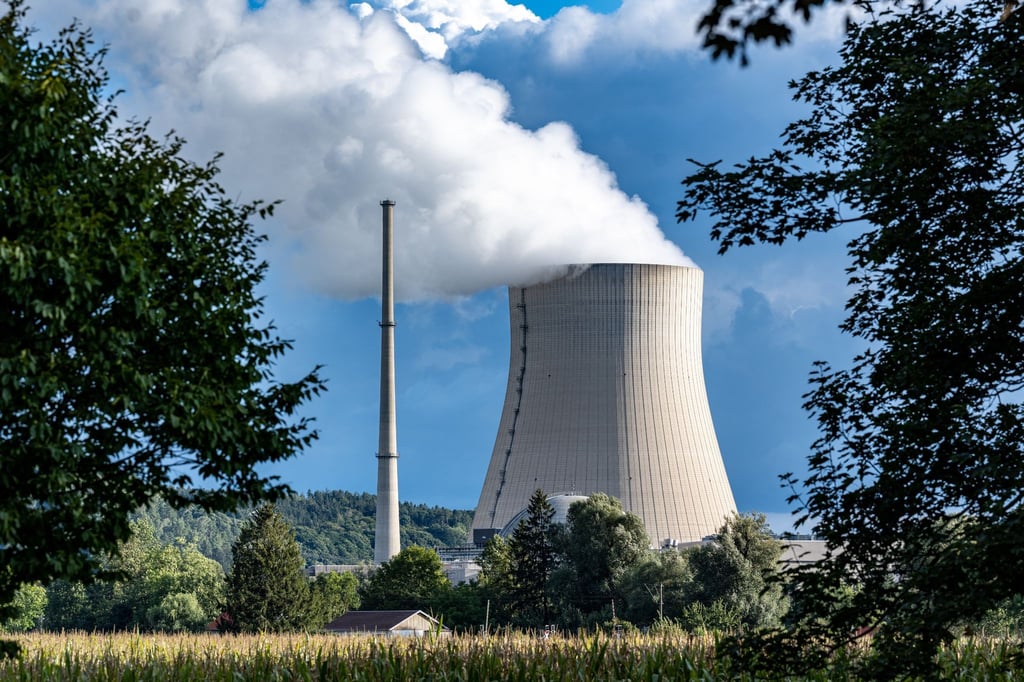 Wasserdampf steigt aus dem Kühlturm des Atomkraftwerks (AKW) Isar 2.