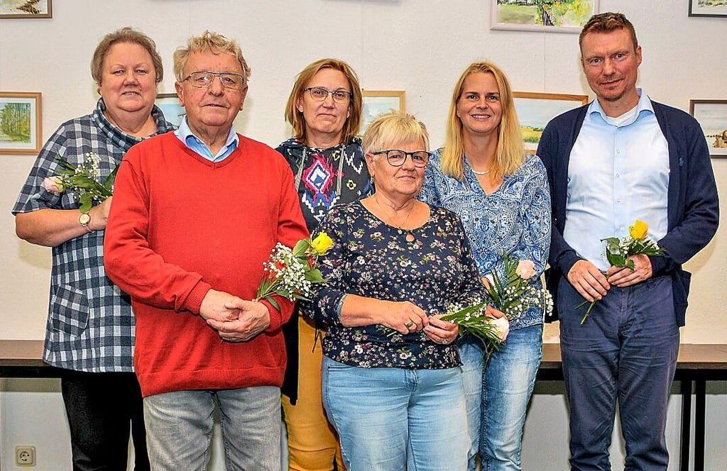 Der Vorstand des Wanzleber Bibliotheks-Fördervereins präsentiert sich dem Fotografen, v.l. : Gudrun Tiedge, Ernst Isensee, Verena Schillat, Dorothea Dockter, Evi Latz und Tobias Breier.