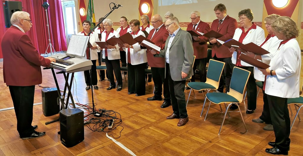 Zum 30. Jahrestag der Neugründung gab der Gemischte Chor Immekath um den musikalischen Leiter Detlef Stein (links) ein Konzert im Saal. Dabei erklangen Lieder von allen fünf Kontinenten. Auch sehr bekannte Volksweisen waren darunter, die das Publikum zum Mitsingen animierte.