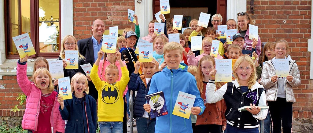 Ole und Alyna (beide vorne) lasen in den Sommerferien die meisten Bücher und wurden deshalb zu Lesekönig und Lesekönigin gekrönt. Insgesamt beteiligten sich 35 Kinder und Jugendliche an der landesweiten Aktion.