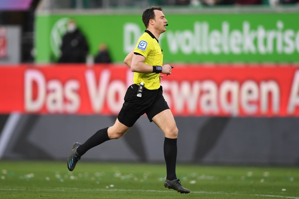 Schiedsrichter Felix Zwayer läuft über das Spielfeld.