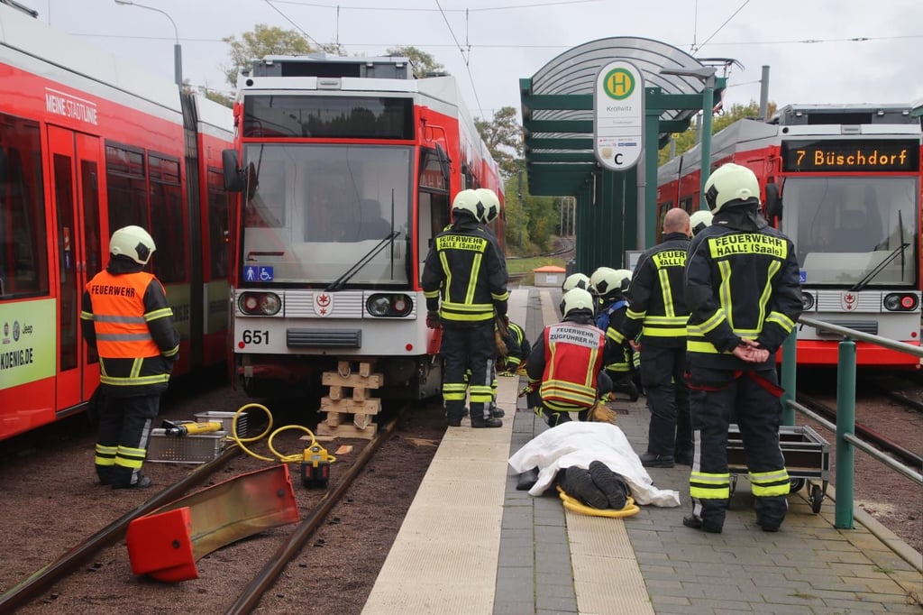 Glücklicherweise nur eine Übung: Feuerwehreinsatz an der Endhaltestelle Kröllwitz.