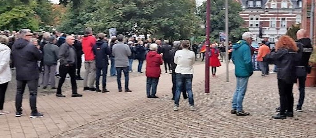 Der AfD-Kundgebung schlossen sich am Montagabend rund 200 Menschen an.