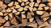 Auf Brennholz gibt es aktuell einen großen Ansturm. Viele Händler können die Nachfrage nicht mehr bedienen.