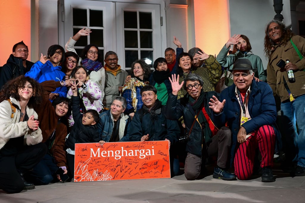 Teilnehmer der documenta fifteen haben sich bei der Schließung zu einem Gruppenfoto versammelt. Die Debatte um die genau 100 Tage währende Weltkunstschau, die von immer neuen Antisemitismus-Vorwürfen erschüttert wurde, hielt bis zum Schluss an.