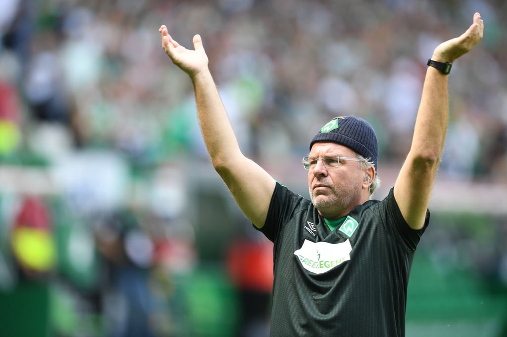Stadionsprecher Christian Stoll fordert die Fans zu klatschen auf.