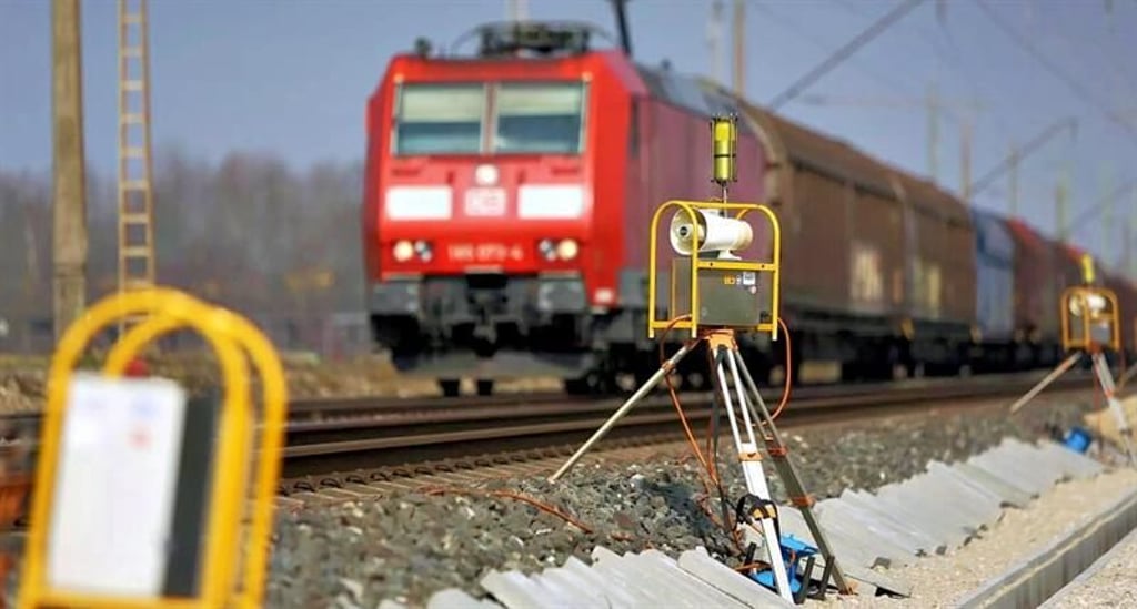 Das Bild zeigt ein automatisches Warnsystem, das auch Rottenwarnanlage genannt wird. Es kommt bei Arbeiten an den Gliesen zum Einsatz.