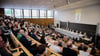 Gut gefüllt ist der Hörsaal der Freien Universität Berlin in Dahlem bei der Verhandlung des Verfassungsgerichts.