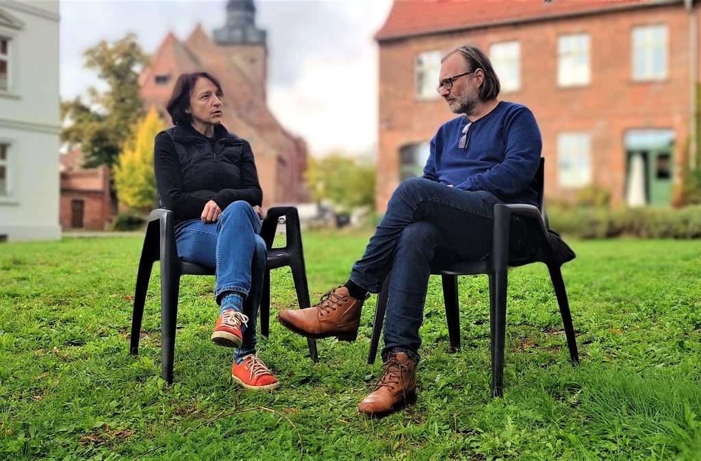 Auf den Spuren von Thomas Morus: Für die Grafikdesignerin Anke Leonhardt (56) und den Kulturwissenschaftler Wolf Guenther Thiel (56) ist Havelberg und ihre „Old School“ (im Hintergrund rechts) die wahrhaftige Insel Utopia.