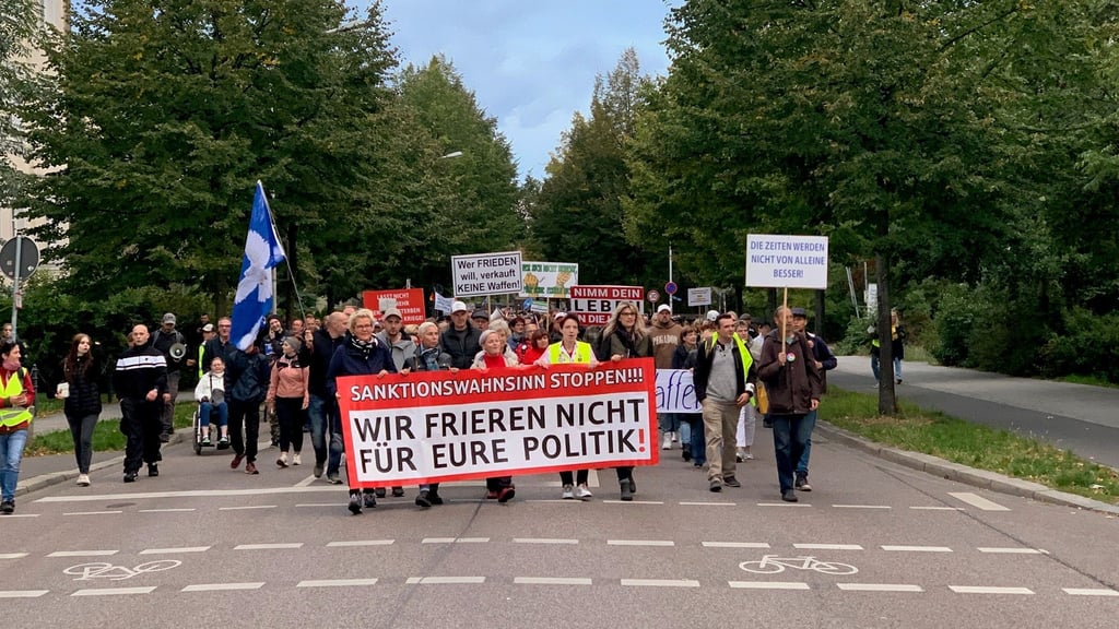 Die "Bewegung Halle" hat wieder mehr Zulauf. Am Montag sollen es 1.500 Demonstranten gewesen sein, die durch die Innenstadt zogen.