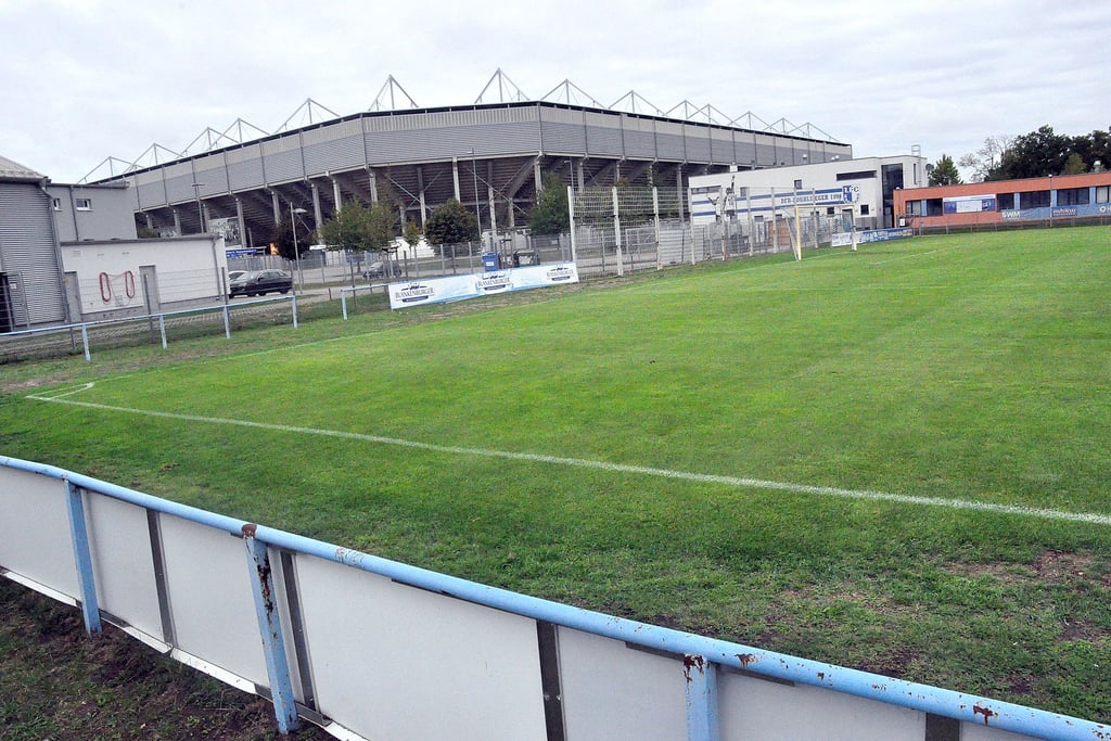 In der Nachbarschaft der MDCC-Arena befinden sich die Trainingsplätze, die auch vom FCM im Osten Magdeburgs genutzt werden. Die Anlagen müssen saniert werden. Der Ausschuss für Schule, Bildung und Sport hat vor seinem Votum aber noch ein paar Fragen.