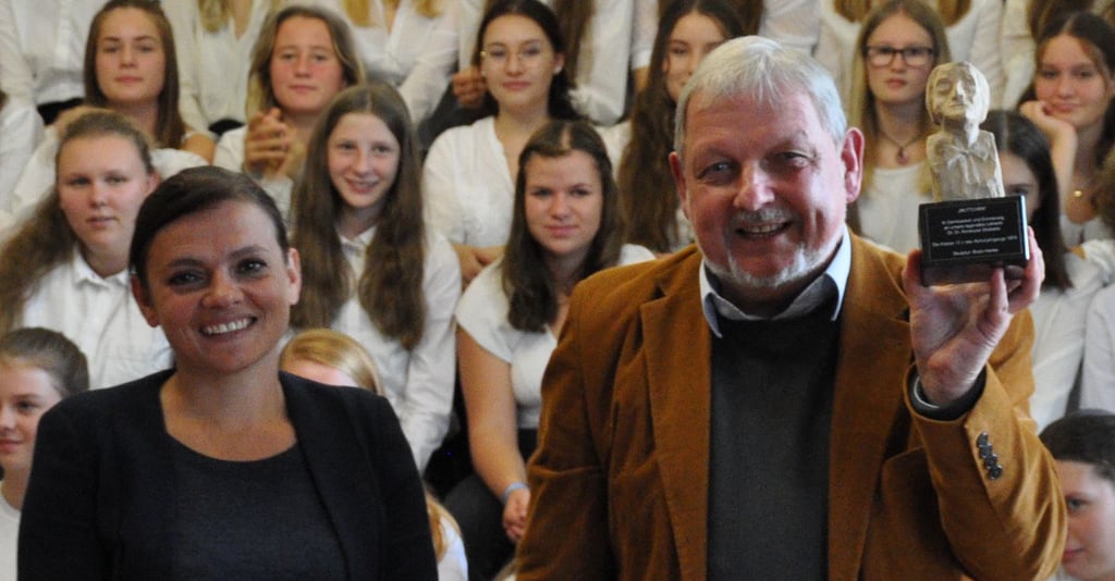 Susan Buch und Hans-Peter Wannewitz mit der Skulptur von Anneluise Stiebens.