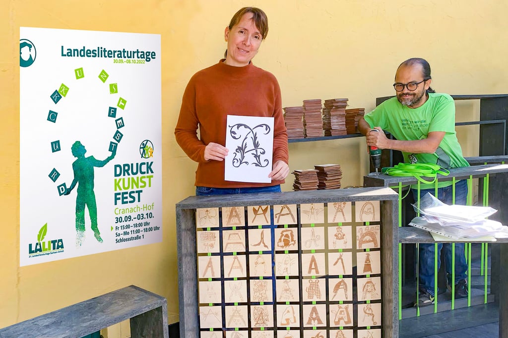 Silvia Topanka-Freihube und Bertram Freihube arbeiten an der Installation mit dem Buchstaben A. Zu sehen ist sie ab Freitag bei einem Druck-Kunst-Fest, das die Eröffnung der Landesliteraturtage in Wittenberg umrahmen wird.