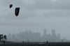 Vor der Skyline von Miami nutzen Kite-Surfer die starken Winde, die Hurrikan „Ian“ verursacht.