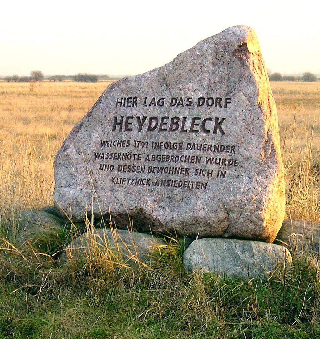 Der Heydebleck-Stein auf der östlichen Elbseite erinnert an das 1791 aufgegebene Dorf.