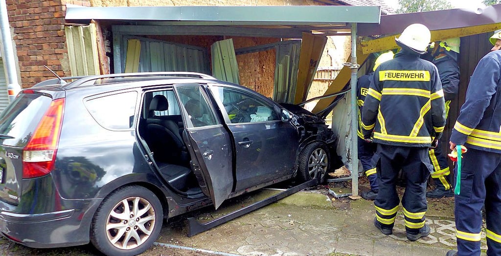 Die Feuerwehrleute mussten das Garagendach abstützen.
