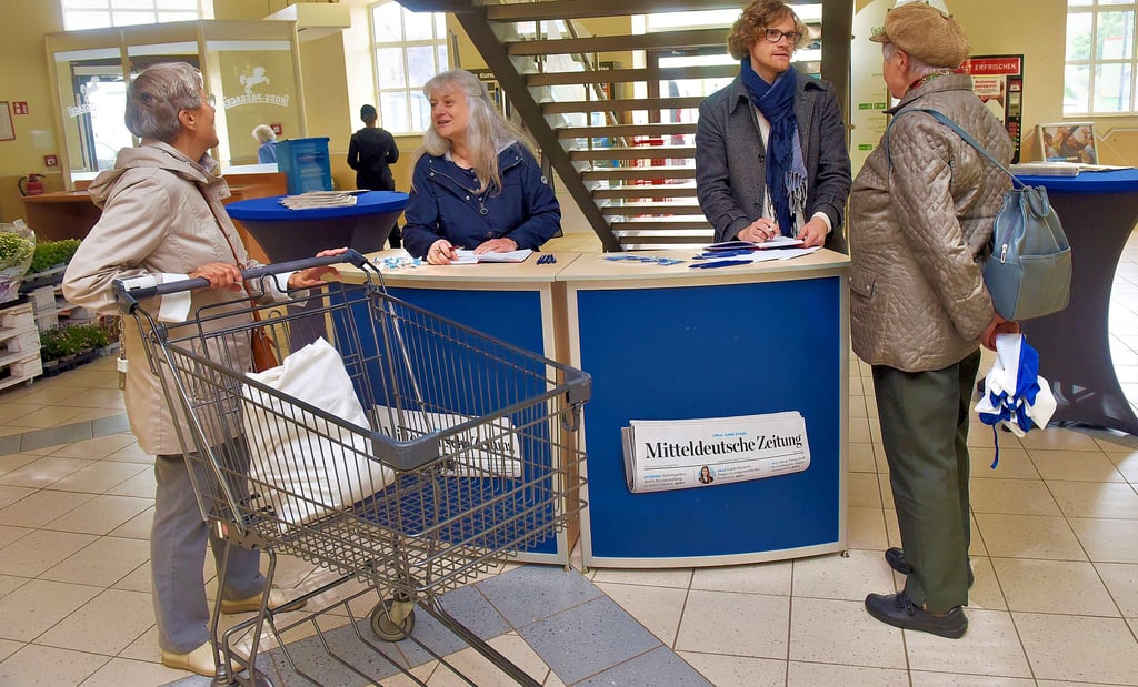 In der Ross-Passage kamen die MZ-Redakteure Joel Stubert und Helga Koch mit Ilse Knabe (li.) und Ursula Branscheidt (re.) ins Gespräch.