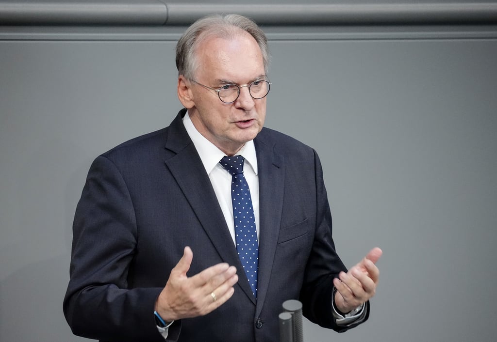 Besucht die Comeniusschule in Stendal: Ministerpräsident Reiner Haseloff.