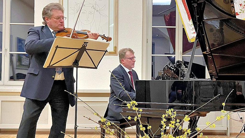 Ein früheres Konzert der Reihe „Kleine Form“ in der Schlossaula von Möckern mit Thorsten Fabrizi (re.) und dem Violonisten Marco Reiß.