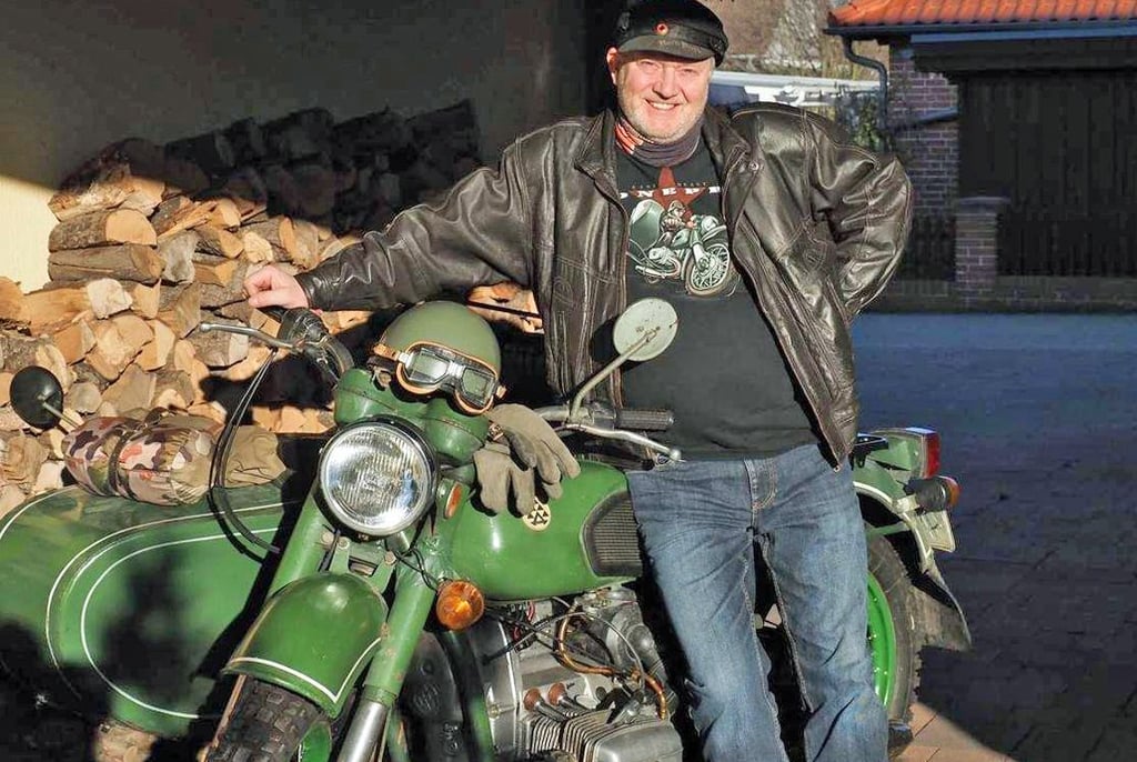 Holger Greulich mit seiner Dnepr, die auch "Mascha" heißt.