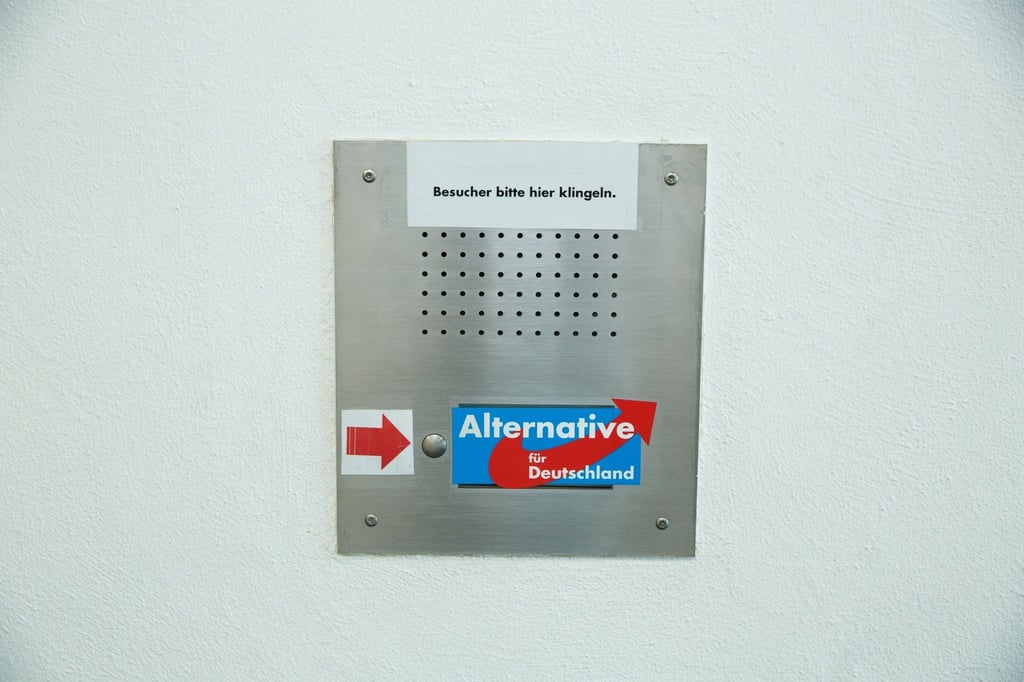 Klingelschild der Bundesgeschäftsstelle der Alternative für Deutschland (AfD) in Berlin.