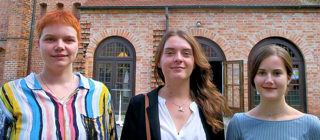 Kay Banu Lenz, Henriette Prössel und Klara Busenthür (von links) waren nach Stendal gekommen, um ihre Stipendiatenurkunden entgegenzunehmen.