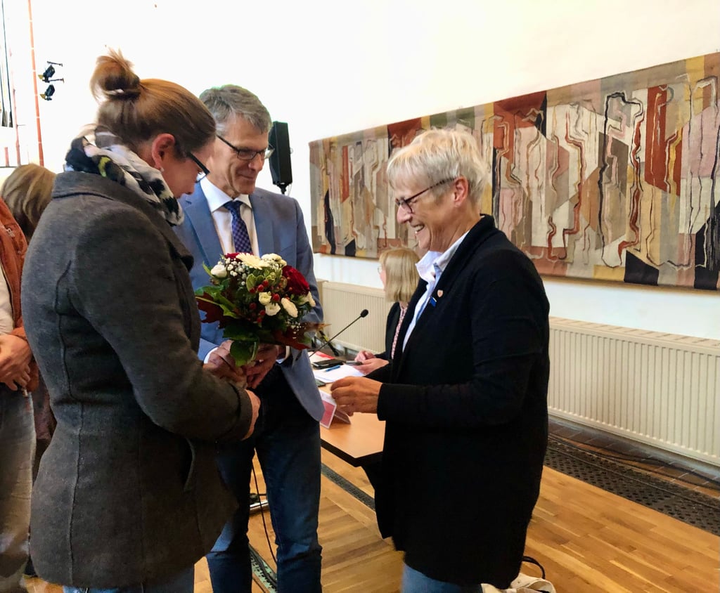 Bürgermeister Egbert Geier (SPD) und Stadtratsvorsitzende Katja Müller (Linke) gratulieren Katharina Brederlow (SPD) zur Wiederwahl als Sozialdezernentin.