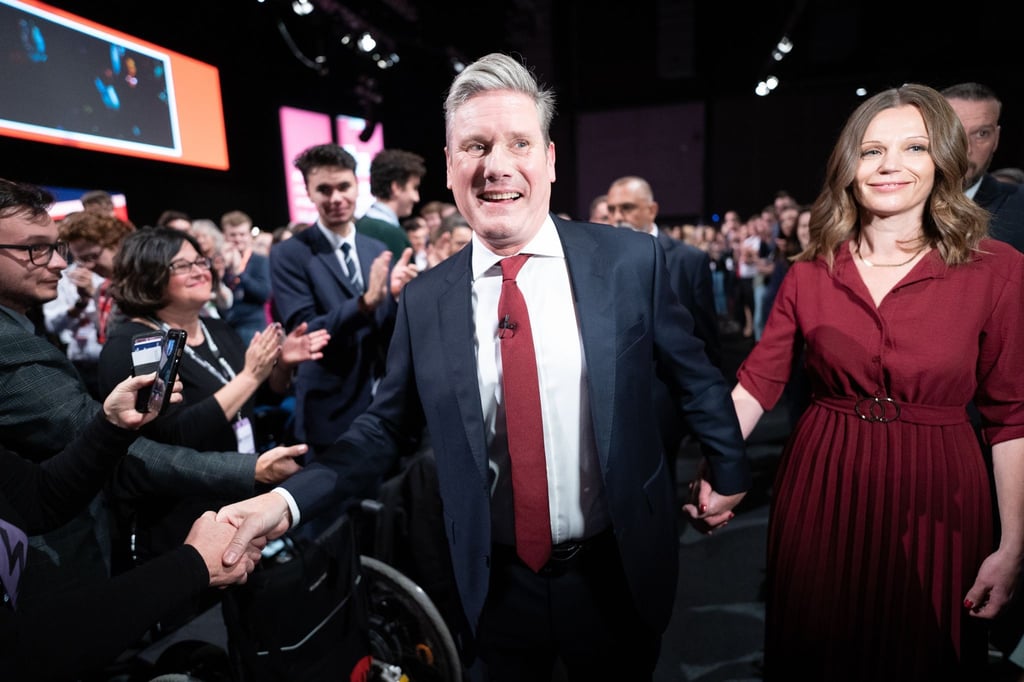 Nach seiner Rede auf dem Labour-Parteitag verlässt Parteivorsitzender Keir Starmer mit seiner Frau Victoria die Bühne.