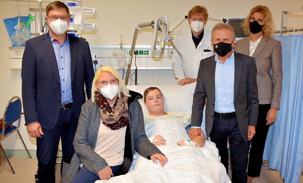 Nach dem gelungenen Eingriff, der übrigens rund drei Stunden dauerte, schauten die behandelnden Ärzte und die Krankenhausgeschäftsführung am gestrigen Dienstag noch einmal bei ihrem Patienten und seiner Mutter vorbei, um sich zu vergewissern, dass alles gut ist.