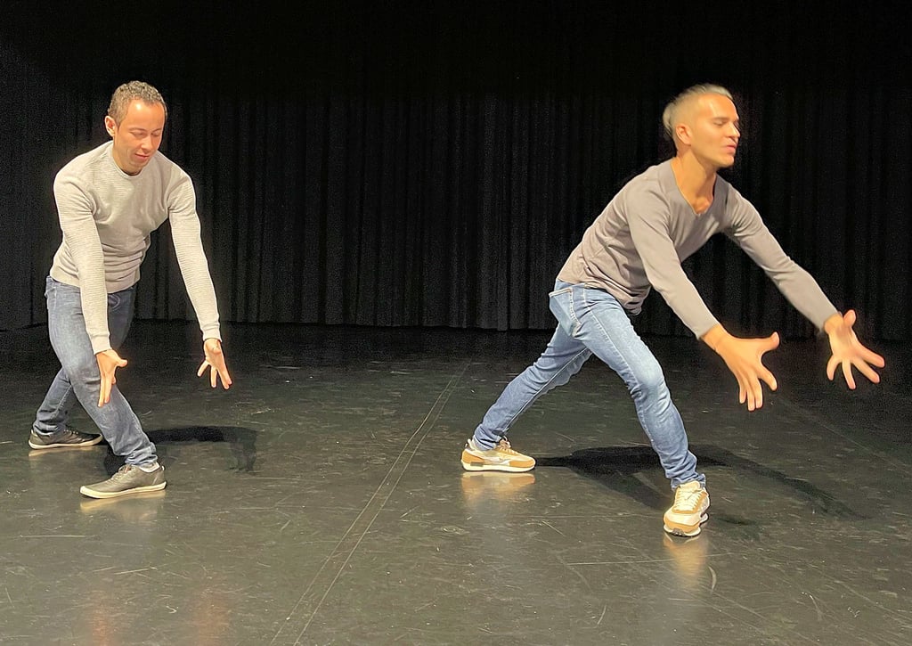 Spontane Einlage auf der Bühne des Salzlandtheaters: Vinícíus Leme (l.) und Hudson Oliveira vom Thüringer Staatsballett zeigen einen Ausschnitt aus „Synergien“, das am 4. November in Staßfurt zu erleben sein wird.