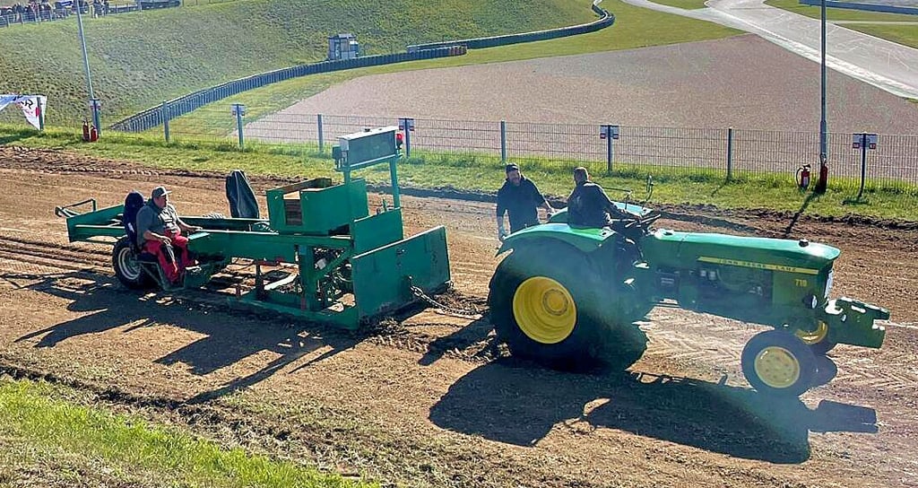 Trecker in elf verschiedenen Gewichtsklassen bekommen einen Bremswagen angehängt und müssen so 80 Meter abfahren.