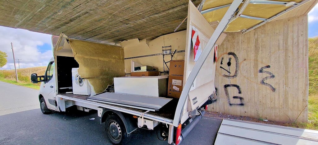Trotz nun noch umfangreicherer Beschilderung ist erneut ein Transporter an der Bahnbrücke in Stapelburg steckengeblieben - der Sachschaden soll 10.000 Euro betragen.