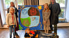 Die Künstler Janette Wilke und Piet Letz mit Alvin (l.), Paul und Evelina vor ihrem Bild der vier Elemente. Mitgemalt hat auch Mitschülerin Durda.